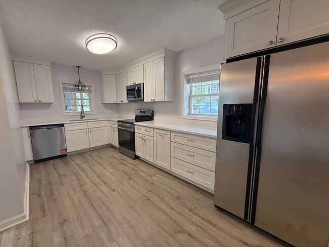 Building Photo - 120 N Pinewood Dr