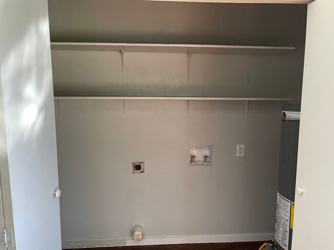 Building Photo - Move in SPECIAL! $995/month