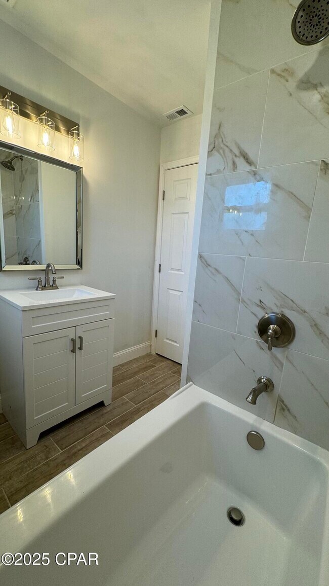 Building Photo - 212 N Cove Blvd