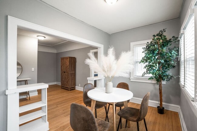 Building Photo - Rare quality UWM Flat , Walk to Campus!