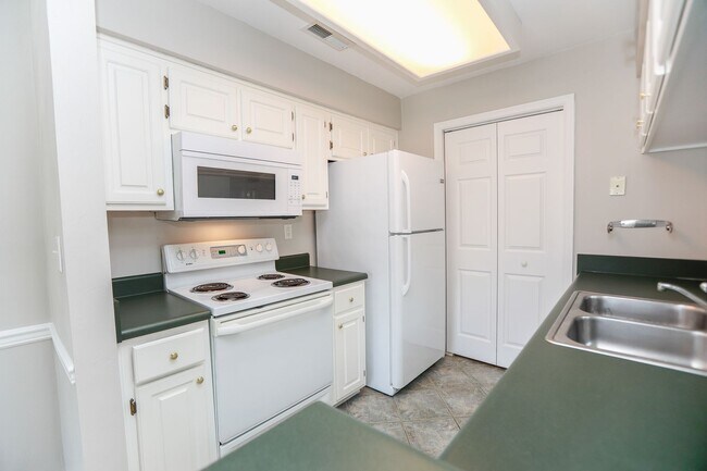 Building Photo - Bright 2BR/2BA Condo with Skylights & Patio