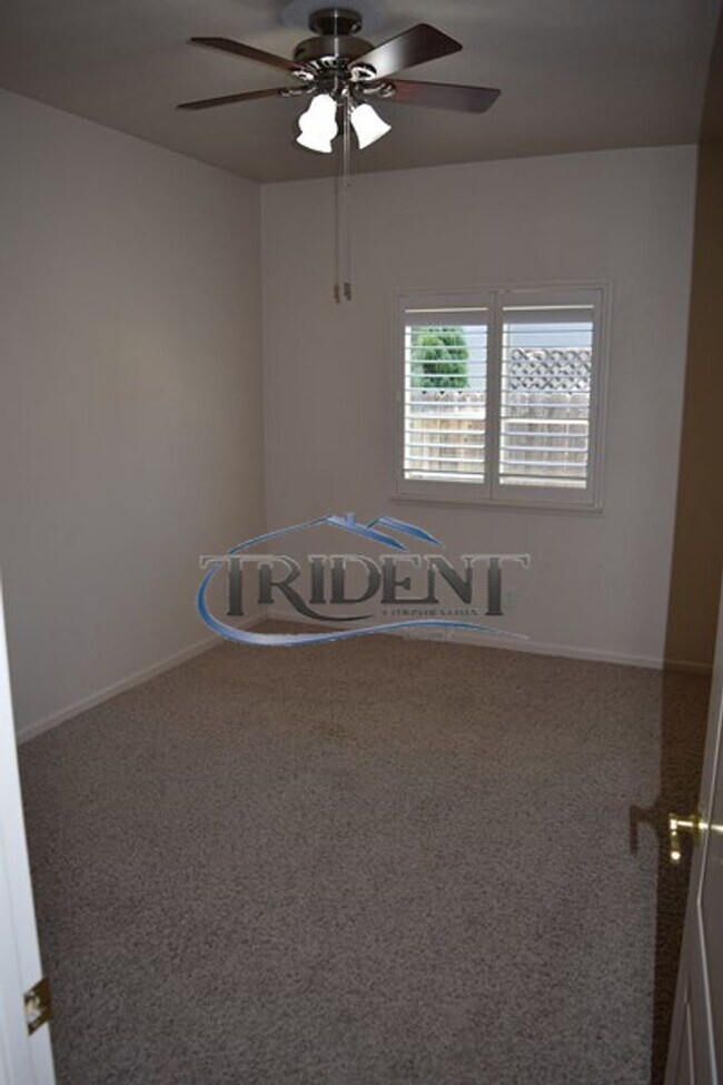 Building Photo - 4 bedroom, 3 bath house with den/office