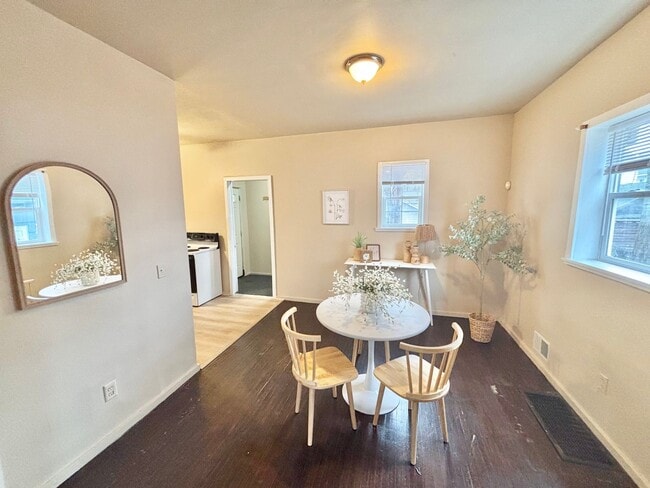 Building Photo - Spacious 3bd House | Driveway | Enclosed Porch