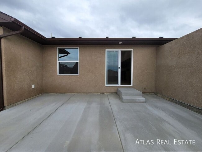 Building Photo - 827 S Laurue Dr