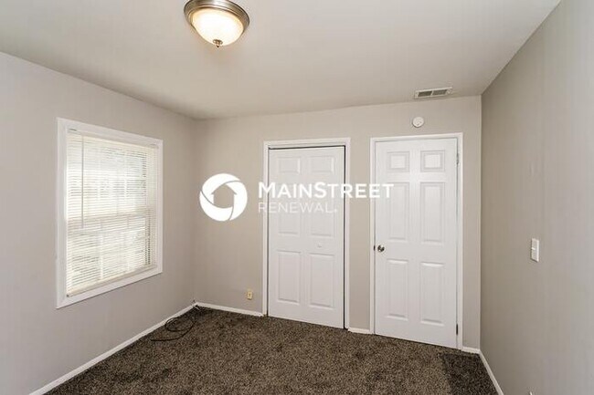 Building Photo - 4 Bedroom Pet-Friendly Home in Louisville, KY with Main Street Renewal
