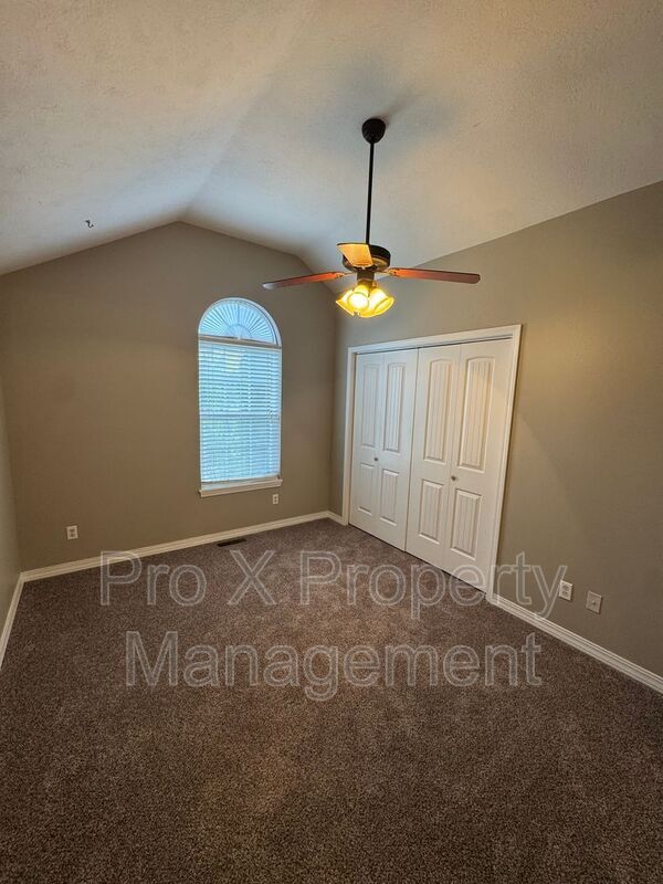 Building Photo - 740 E Gallup Hill Rd