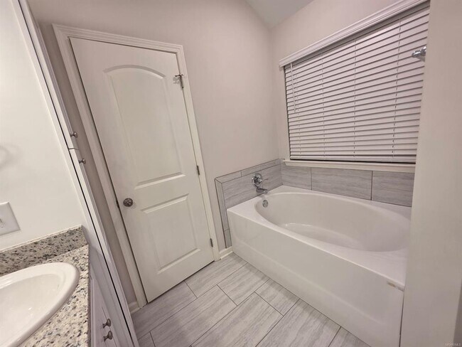 Building Photo - 745 Park Ln