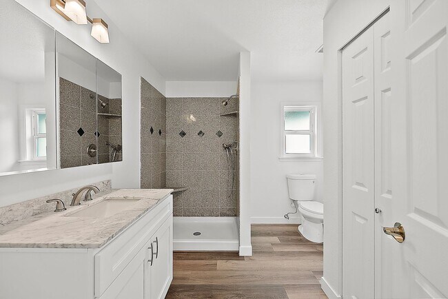 Building Photo - Updated 3-Bedroom Port Orchard Rambler with Covered Porch
