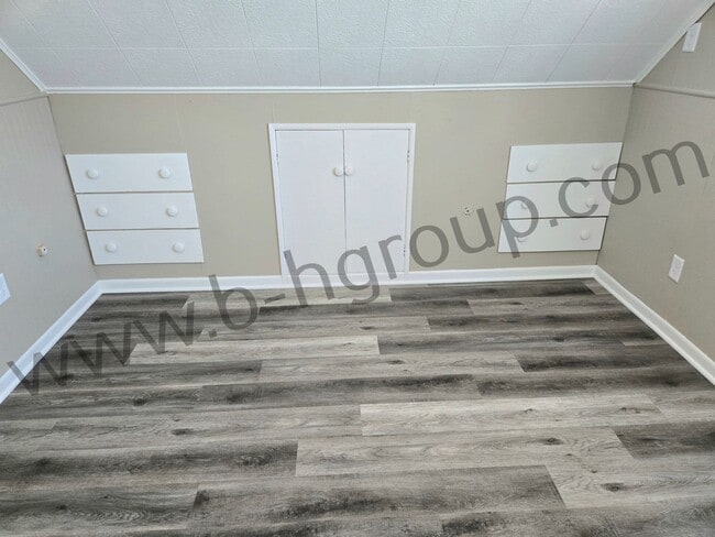 Building Photo - Great Location!