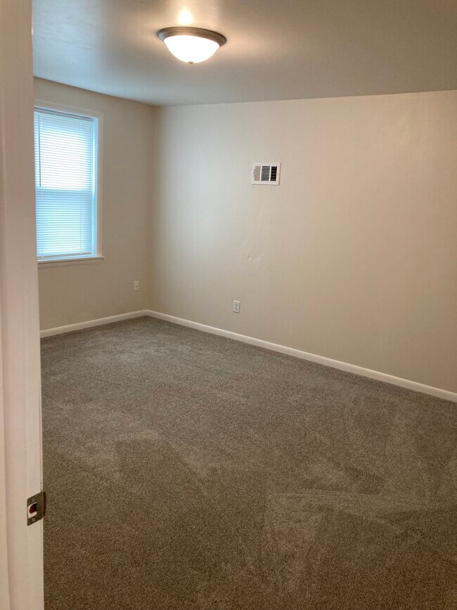 Master bedroom - 617 Peters St