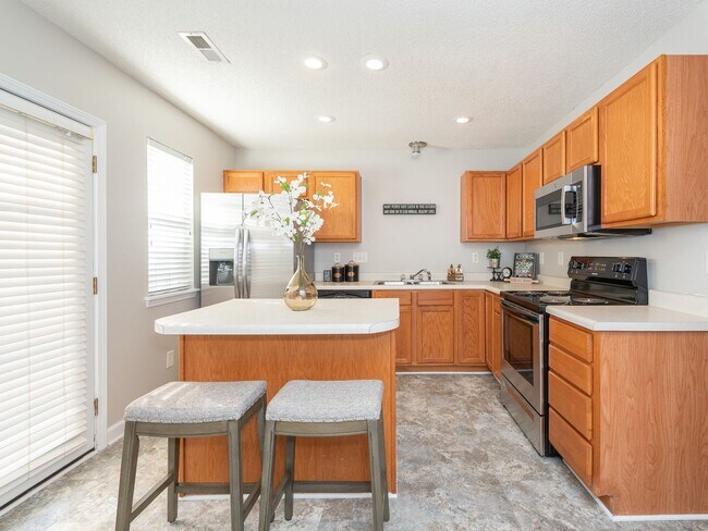 Building Photo - Super Townhouse with 2 MASTER BEDROOMS!