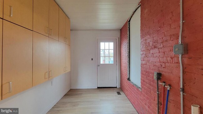 Building Photo - 105 Fairview Ave