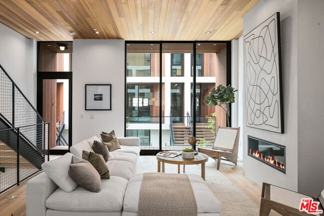 Building Photo - 610 S Van Ness Ave