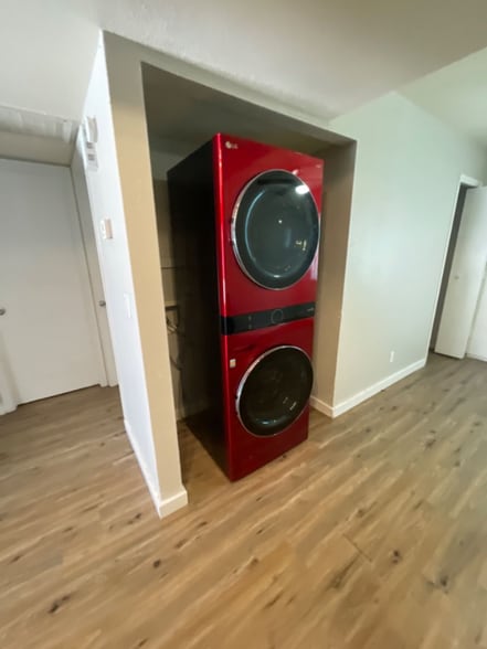 Building Photo - 61 N May