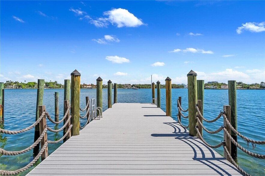 Building Photo - 1225 S Biscayne Point Rd