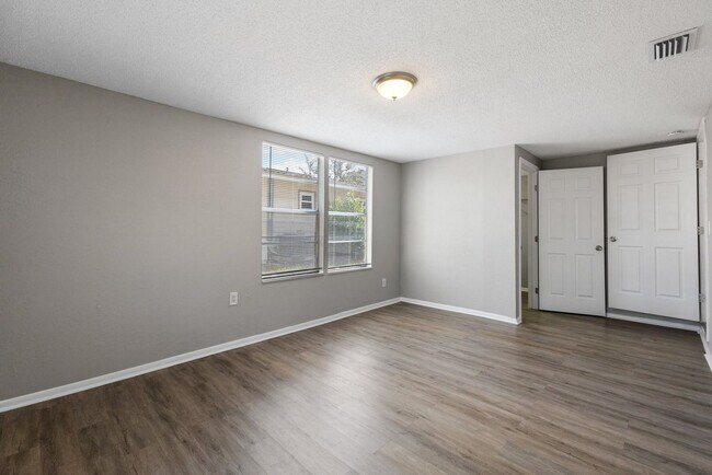 Building Photo - Beautifully renovated 4bdrm/2bath home wit...