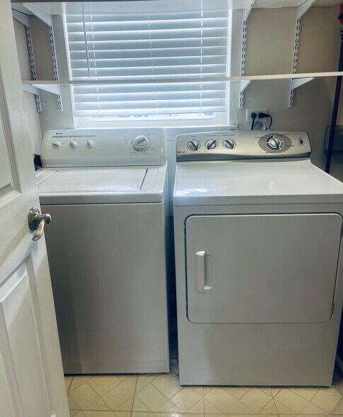 Building Photo - 1123 Bristol Ct