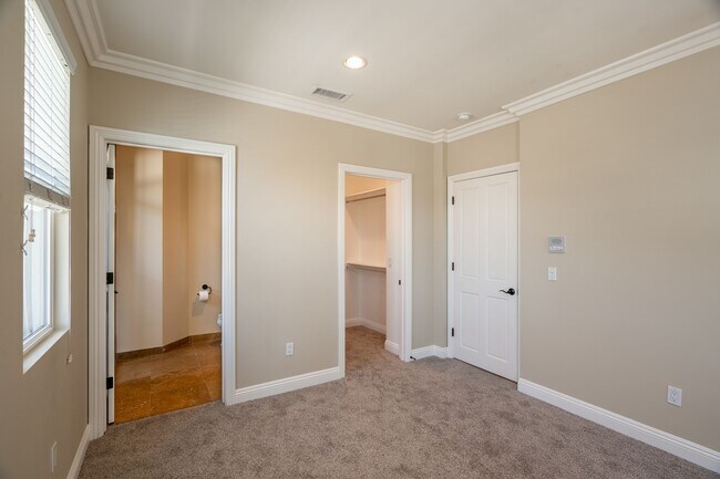 Building Photo - 3838 Tilden Ave