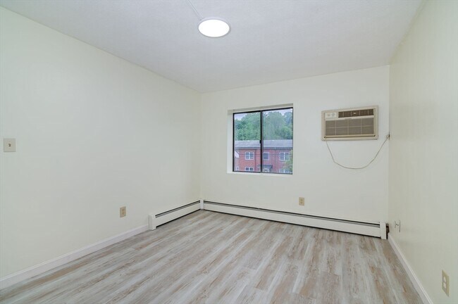 Building Photo - 72 Martensen St