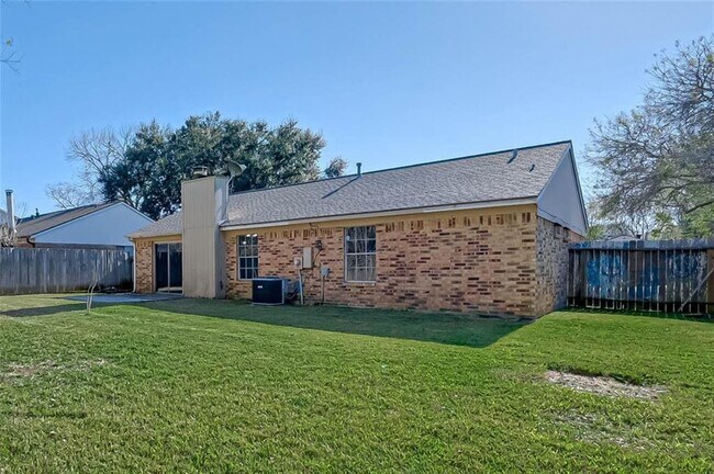 Building Photo - 2411 Country Pl Dr