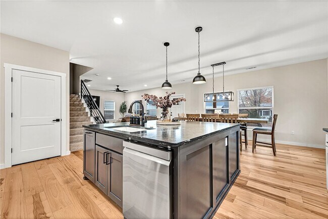 Building Photo - 1433 S Duncan Ave