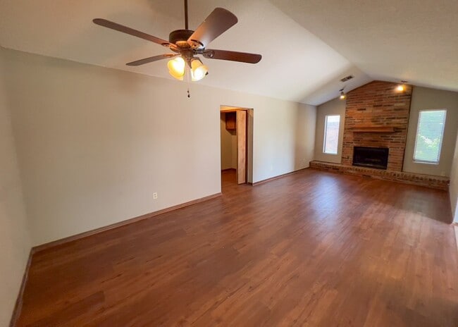 Building Photo - Sweet Duplex in Edmond!