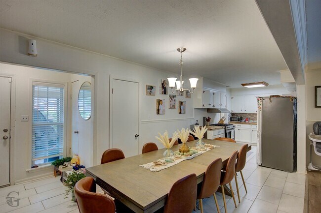 Building Photo - 9478 Poinsettia Dr