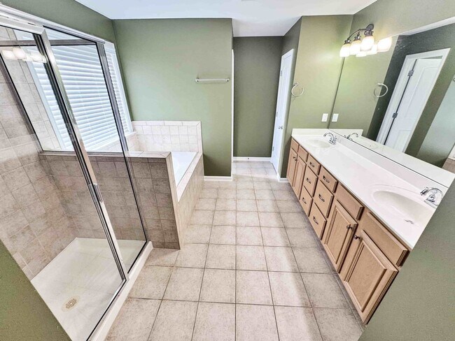 Building Photo - 6BR, 4BA, In-Law Suite