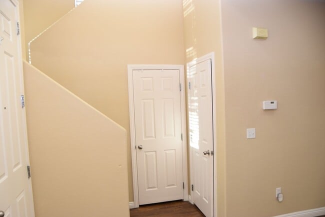 Building Photo - BEAUTIFUL 4 BEDROOM, 2.5 BATH SINGLE-FAMIL...