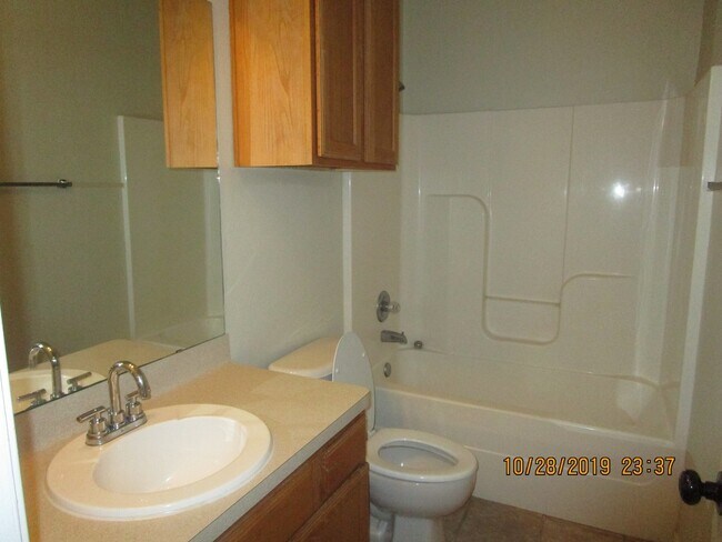 Building Photo - College Station - Spacious 3 bedroom/ 3 bath duplex off Graham Rd