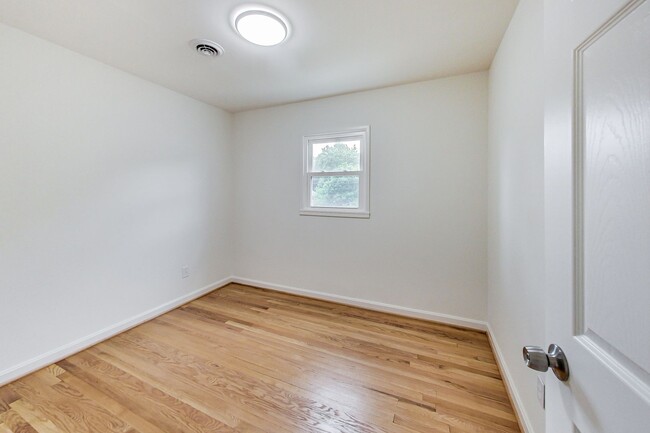 Building Photo - 5 Bed / 3 Bath / deep lot/ 2 driveways and...