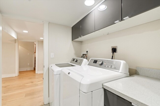 Building Photo - 3BD, 3BA Sunnyside Bungalow with 3-Car Garage