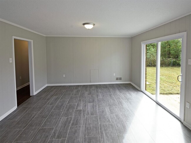 Building Photo - Fully updated 3 bed, 1.5 bath home with wo...