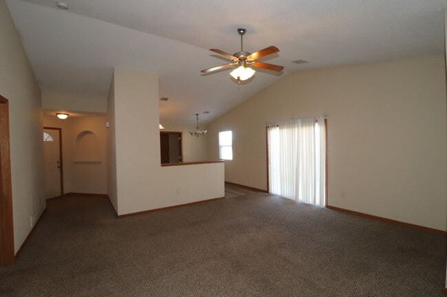 Building Photo - Spacious Duplex for Rent