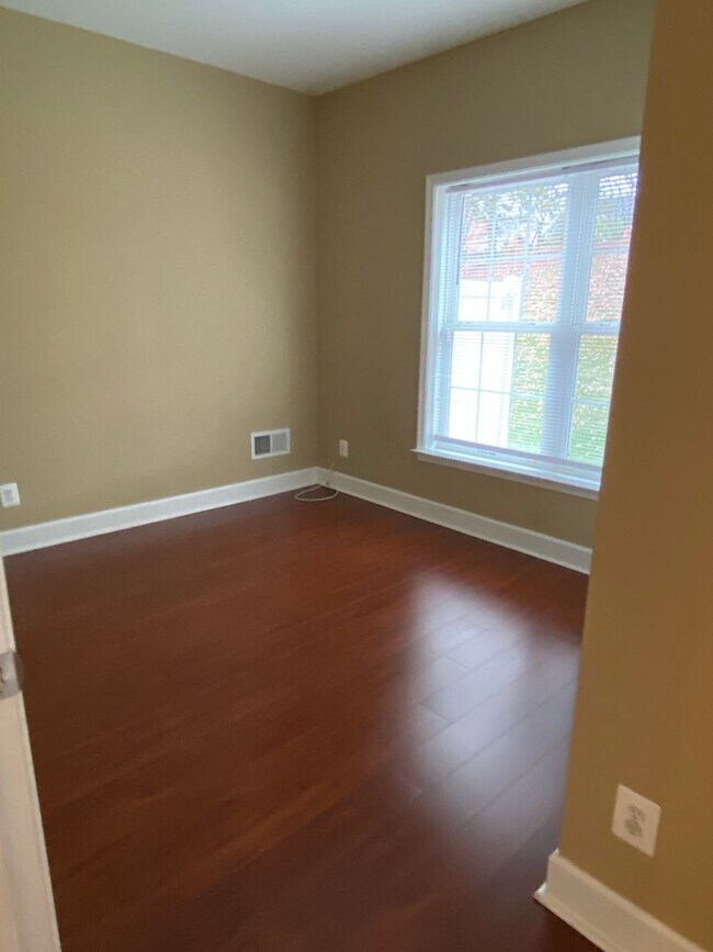 Building Photo - Bright and Spacious End Unit Townhouse in ...