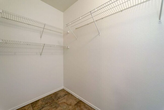 Building Photo - READY TO VIEW NOW! Spacious 3 Bed 2 Bath home in the Estrella Neighborhood