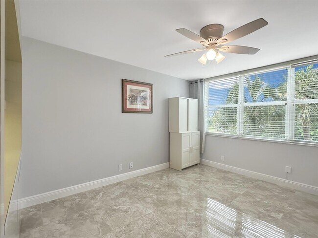 Building Photo - 3505 Oaks Way