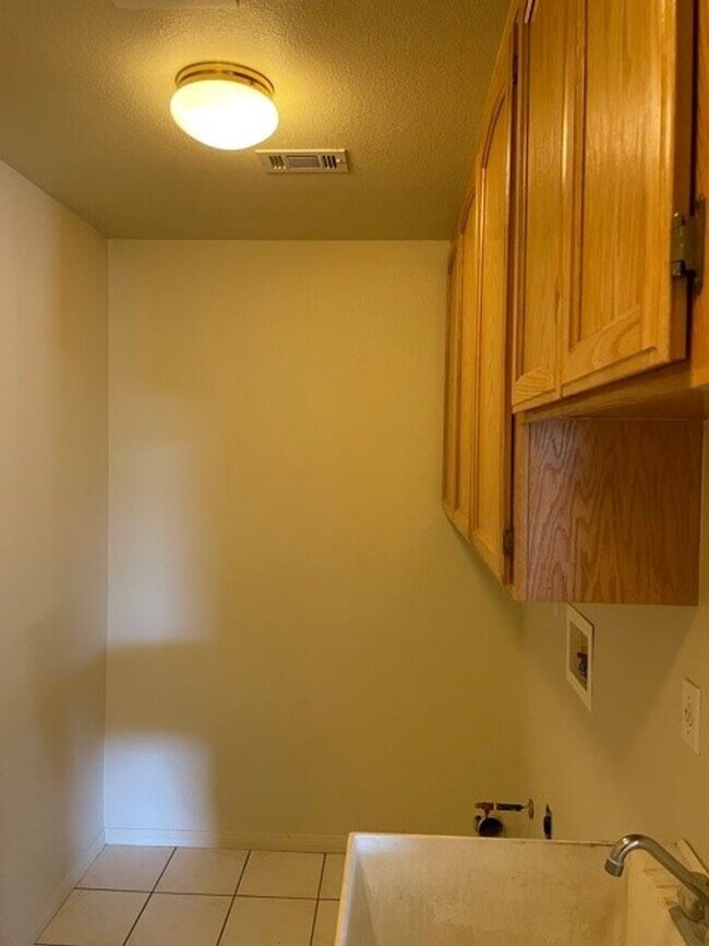 Building Photo - 27401 Lakeview Dr