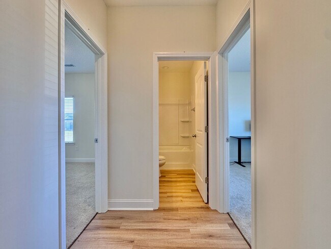 Building Photo - MOVE-IN READY! (Pet Friendly)