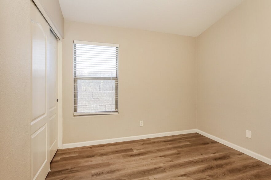 Building Photo - 8026 S 48th Dr