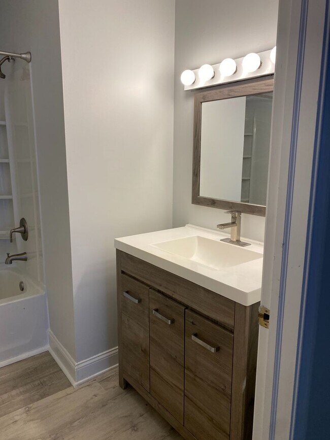 Building Photo - Remodeled Seven Oaks Condo