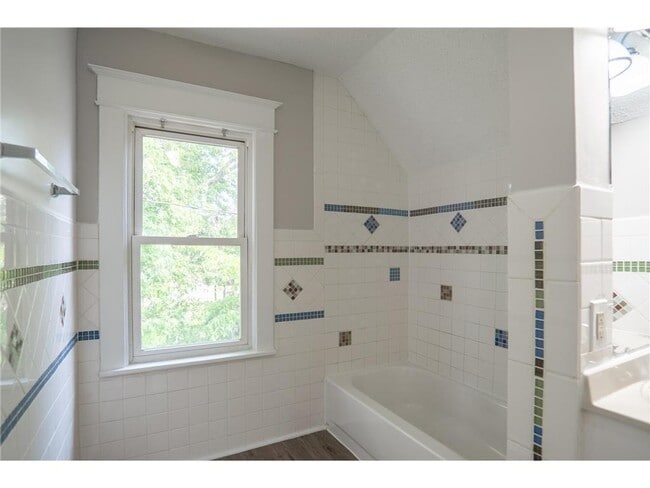 Building Photo - 938 N Cypress St