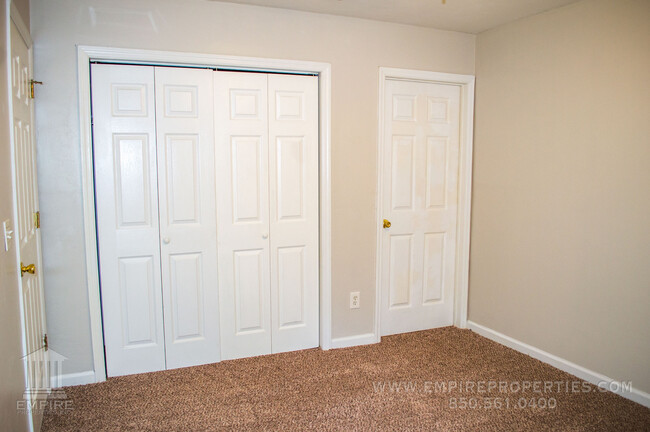 Building Photo - Spacious Central Townhome