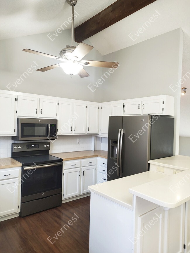 Building Photo - 3 Bed & 2.5 Bath House in Olathe / Pet-Fri...