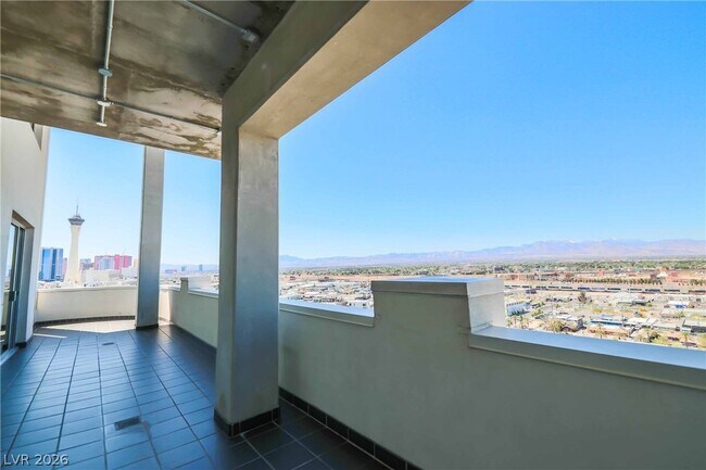 Building Photo - 900 S Las Vegas Blvd