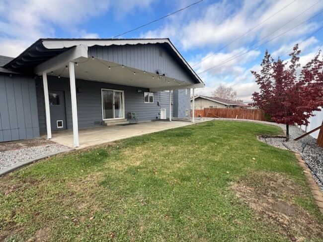 Building Photo - SPACIOUS 4 bed/2 bath home in desired location with double garage, fenced back yard!