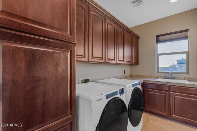 Building Photo - 2322 E Samantha Way