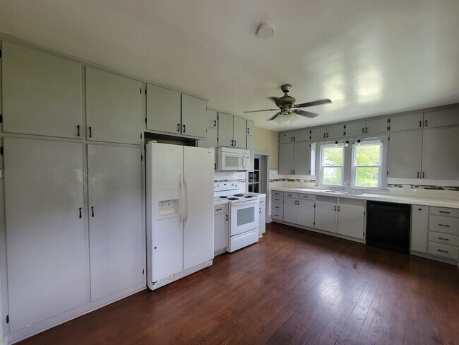 Building Photo - Charming 2 Bedroom, 1 Bathroom Ranch in Downtown Three Oaks