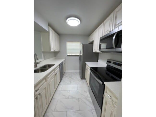 Building Photo - Winter Park 2 Bed, 2 Bath- Upgraded INSIDE &amp; OUT w/ Community Pool!