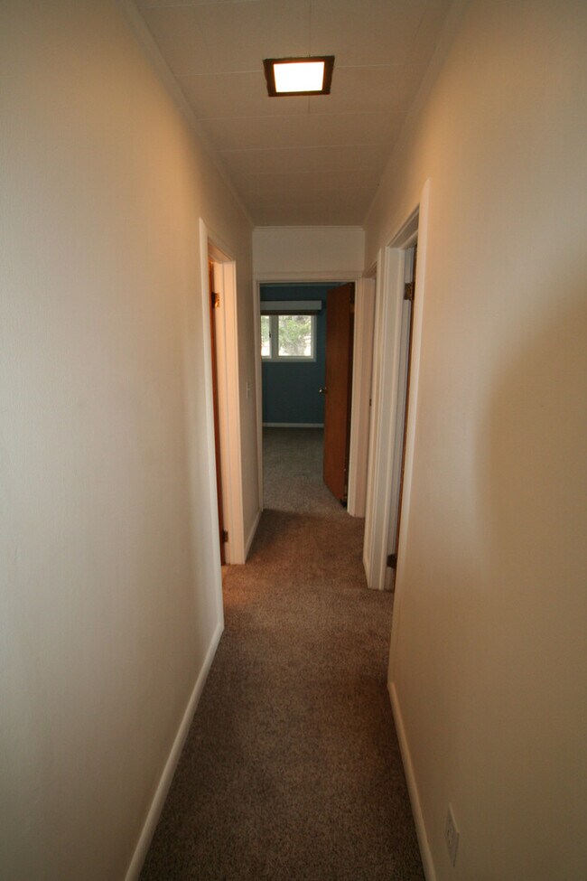 Building Photo - Single Family Home off Frontage Rd!